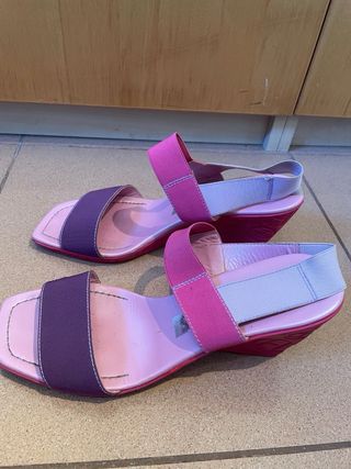 Sandalias de tacón rosa y morado
