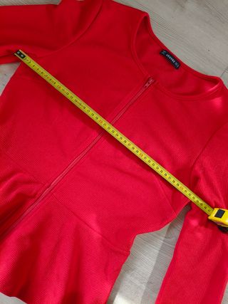 Chaqueta roja con volantes