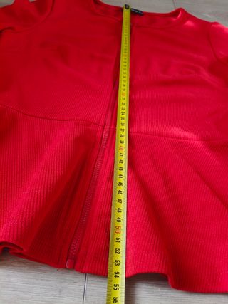 Chaqueta roja con volantes