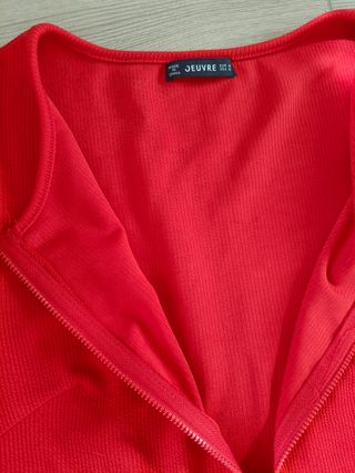 Chaqueta roja con volantes