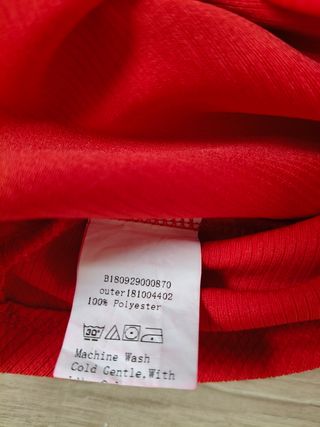 Chaqueta roja con volantes