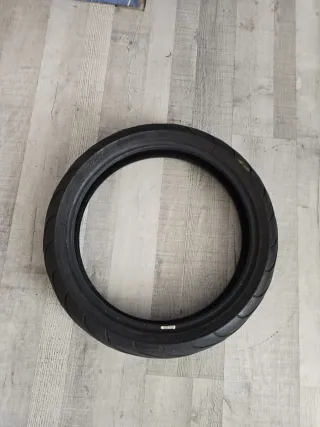 Neumático 110/70ZR17 USADO
MICHELIN 