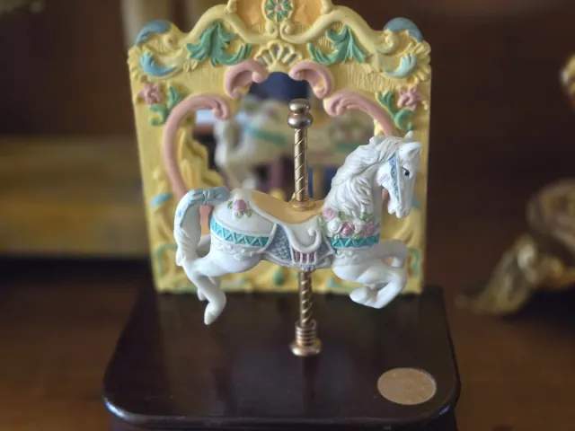 Caballo de carrusel con espejo.