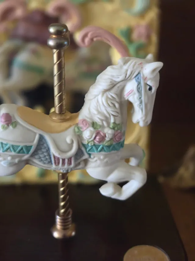 Caballo de carrusel con espejo.