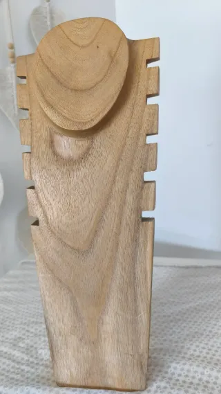 Expositor de madera para collares