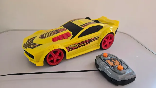 Coche Radio Control Hot Wheels Amarillo