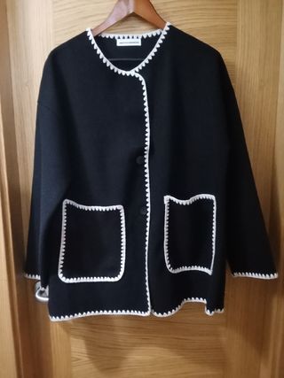 Conjunto pantalónychaqueta negra con ribete blanco