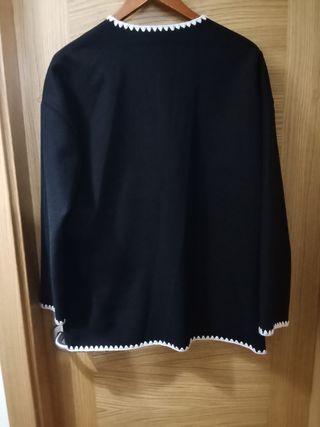 Conjunto pantalónychaqueta negra con ribete blanco