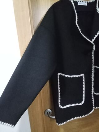 Conjunto pantalónychaqueta negra con ribete blanco