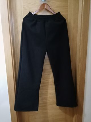 Conjunto pantalónychaqueta negra con ribete blanco
