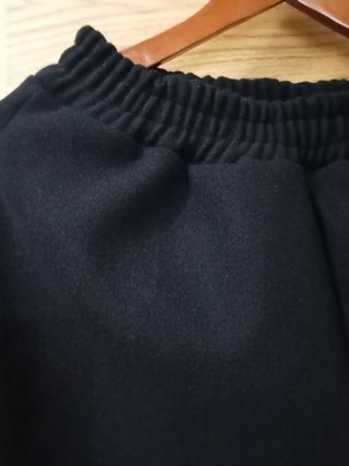 Conjunto pantalónychaqueta negra con ribete blanco