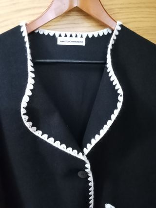 Conjunto pantalónychaqueta negra con ribete blanco