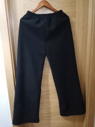Conjunto pantalónychaqueta negra con ribete blanco