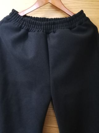 Conjunto pantalónychaqueta negra con ribete blanco