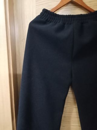 Conjunto pantalónychaqueta negra con ribete blanco