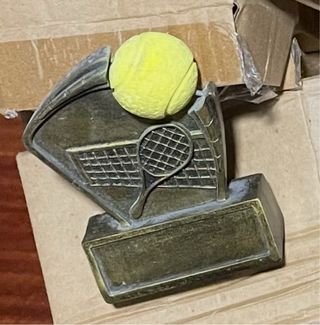 Trofeo de Tenis con Pelota y Raqueta
