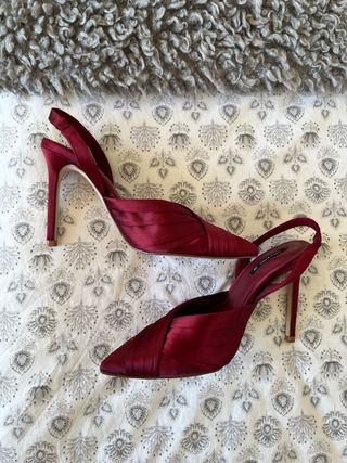 Zapatos de tacón Zara satén burdeos