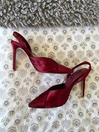 Zapatos de tacón Zara satén burdeos