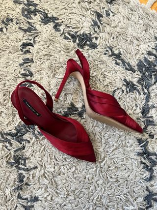 Zapatos de tacón Zara satén burdeos