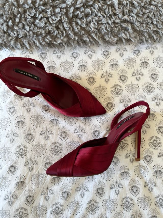 Zapatos de tacón Zara satén burdeos