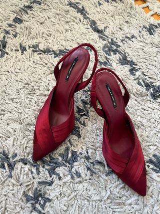 Zapatos de tacón Zara satén burdeos