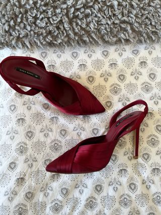 Zapatos de tacón Zara satén burdeos