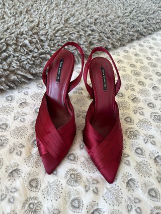 Zapatos de tacón Zara satén burdeos
