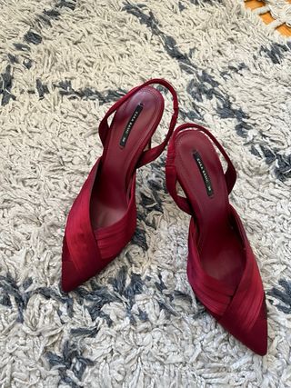 Zapatos de tacón Zara satén burdeos