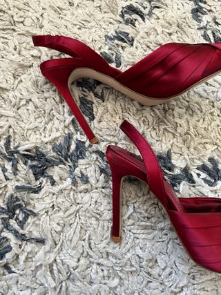Zapatos de tacón Zara satén burdeos