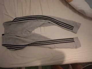 Chándal Adidas Gris con Rayas Negras