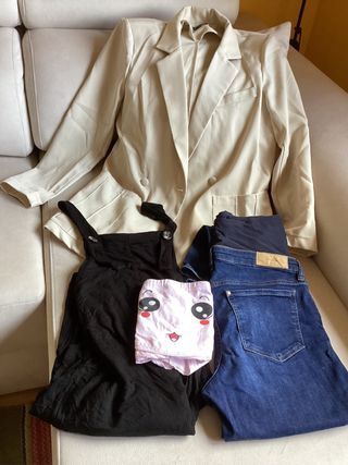 Ropa premamá: blazer beige, mono negro y vaquero