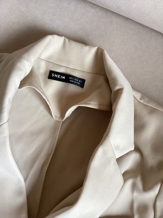 Ropa premamá: blazer beige, mono negro y vaquero