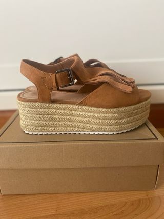 Sandalias plataforma esparto flecos Pull&Bear 38