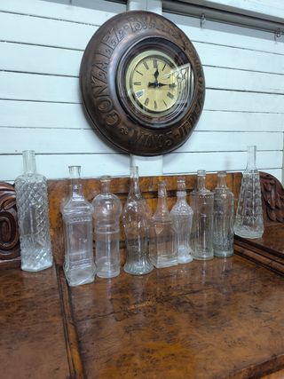 9 bottiglie di liquore all'anice antico.