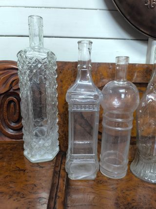 9 bottiglie di liquore all'anice antico.