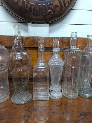 9 bottiglie di liquore all'anice antico.