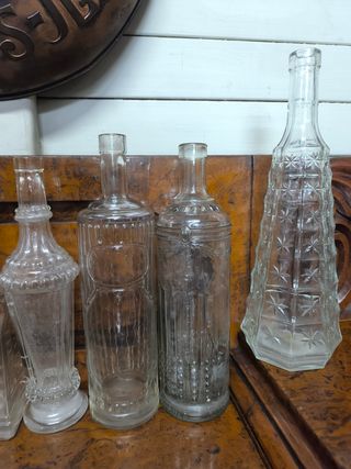 9 bottiglie di liquore all'anice antico.