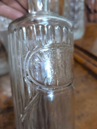 9 bottiglie di liquore all'anice antico.