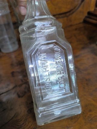 9 bottiglie di liquore all'anice antico.