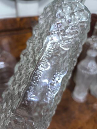 9 bottiglie di liquore all'anice antico.