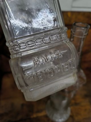 9 bottiglie di liquore all'anice antico.