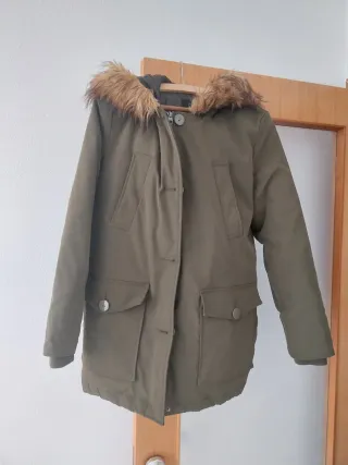 Cazadora verde con capucha y pelo