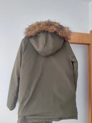 Cazadora verde con capucha y pelo
