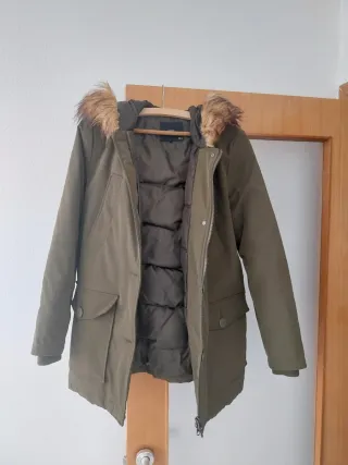 Cazadora verde con capucha y pelo