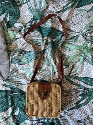 Bolso de paja cuadrado con asa de cuero