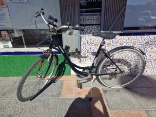 Bicicleta urbana BTWIN negra