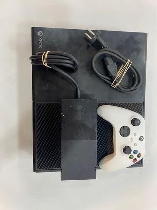 CONSOLA MICROSOFT XBOX ONE CON CABLES Y MANDO