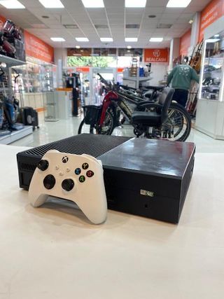 CONSOLA MICROSOFT XBOX ONE CON CABLES Y MANDO