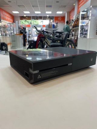 CONSOLA MICROSOFT XBOX ONE CON CABLES Y MANDO