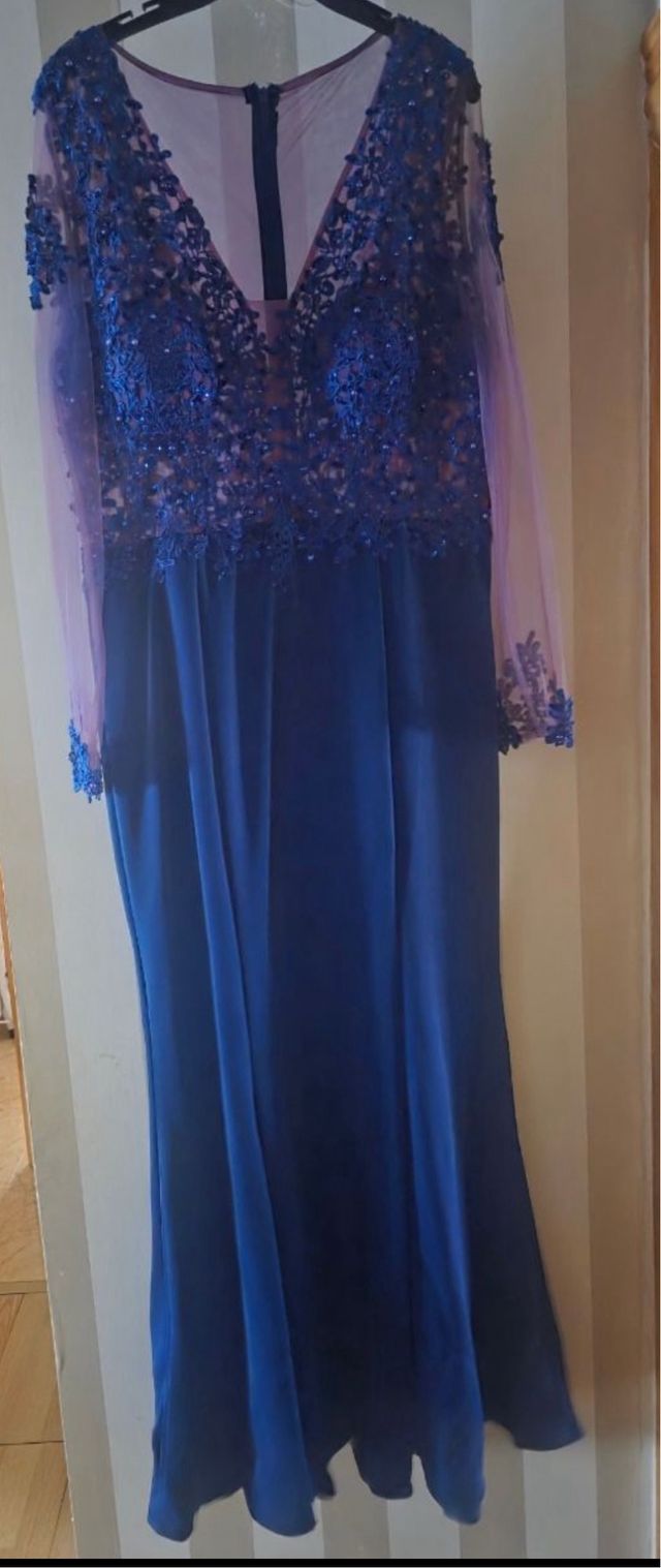 Vestido largo azul con detalles morados